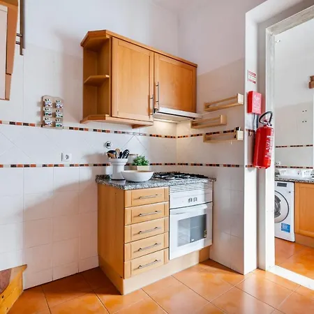 Beautiful Three Bedroom Duplex Flat In * ליסבון